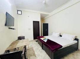 Roomshala 125 Hotel Maharaja -vishwavidyalaya, hotel malapit sa Vishwa Vidyalaya Metro Station, New Delhi