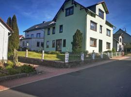 Komplettes Haus mit drei Etagen und einmaligem Bergpanorama, hotel with parking in Gehlberg