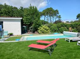 Pause nature au Teich avec piscine, hotel in Le Teich