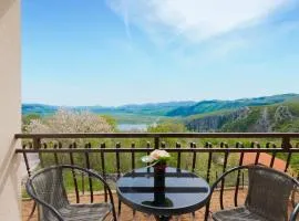 2 Bedroom Stunning Home In Lokvicici