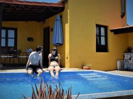 Gemütliches Ferienhaus in El Rosario mit Privatem Grill und Panoramablick, khách sạn ở El Rosario