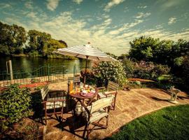 Cozy double bedroom in stunning Bungalow on River Thames - near Thorpe Park/Royal Holloway University/20mins from Heathrow โฮมสเตย์ในStaines upon Thames