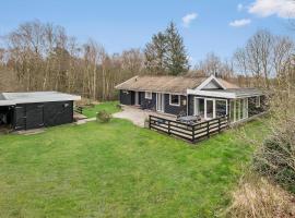 Amazing Home In Hals With Kitchen, sumarbústaður í Hals