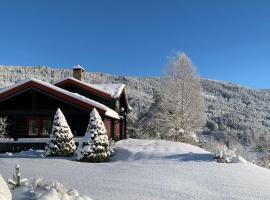 Luxury family house "Berg" with outdoor sauna, hot tub and lake view, hotel s vířivkou v destinaci Øvre Ramse