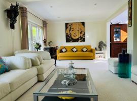 Serene spacious room (double) in gorgeous bungalow on river near Thorpe park and Holloway University Egham, hotel v destinaci Staines upon Thames