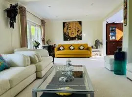 Serene spacious room (double) in gorgeous bungalow on river near Thorpe park and Holloway University Egham