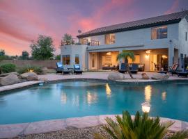 Expansive Mesa Retreat with Private Outdoor Pool!, hotel v destinaci Mesa