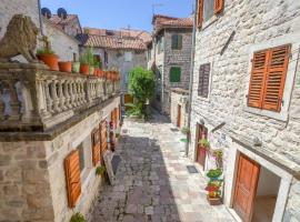 Majka 2 Apartments, apart-hotel em Kotor