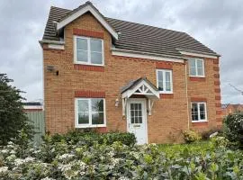 Amazing 5 Bedrooms - 10 Beds Detached House in Bedford