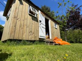 Shepherds Hut - Brecon Beacons, hotel with parking in Llangadog