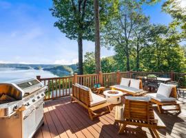 Birds Eye Retreat-10 acres on Beaver Lake-Hot Tub, hotel in Rogers