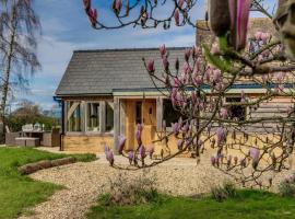 Honeysuckle Cottage - Hot Tub Packages Available, hotel in Weston Subedge
