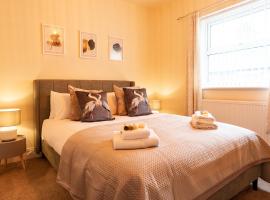 Great 3 bed Handbridge home - Sleeps 6 - EV Charger, hotel dengan parkir di Hough Green