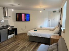 Elegant Central Luton Studio - Contractors/Airport Travellers!, hotell i Luton