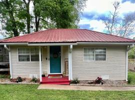 Humble Cove Lake Cottage: kayaks, fishing, firepit, atostogų namelis mieste Worthville