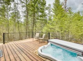 Modern Polson Cabin with Deck Near Flathead Lake!, hotell med parkering i Polson