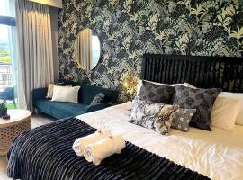 Luxury Menlyn Maine Apartment，普利托利亞的有停車位的飯店