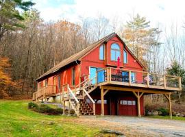 WhiSki Cabin *12-acres with mountain views!*, hotel a Chester