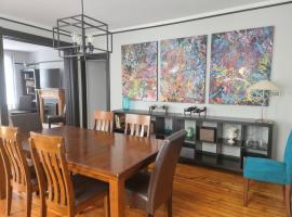 1895 meets 2023 Townhouse., hotel v destinaci Hamilton