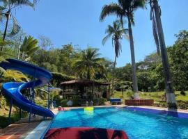 Finca privada Monte sol para 15 personas, cabana o cottage a La Pintada