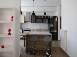 Sunrise Waterfront - Central Apartment with Sea View Balcony - Molfetta, hotel in Molfetta