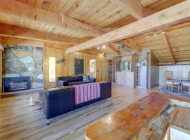 Spacious Pinedale Home with Mountain Range View, holiday home in Pinedale