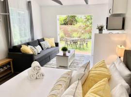 Hidden King Suite with Garden Parking - 4 Guest, villa i La Mesa