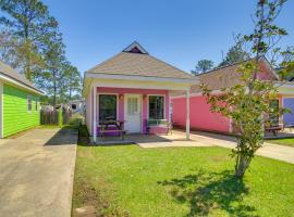 Biloxi Resort Cottage with Pool and Lake Access!, casa rústica em Biloxi