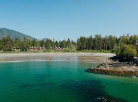 Ocean Village Resort, hotel with jacuzzis in Tofino