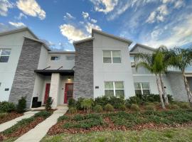 4BR Townhouse Private Pool BBQ Near Disney, hotel in Kissimmee