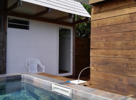 Mara'ai le spot Tubuai Chambre triple Taahueia Deluxe SDB privée avec piscine, hotel in Tubuai