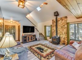 2 Mi to Mi-Wuk Village Cabin with Large Deck, hotel in Twain Harte