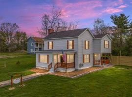 Pondview 4BR Cabin-Walk to Caverns, Hot Tub, Wi-Fi, hotel in Luray