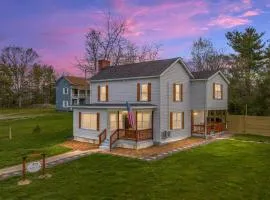 Pondview 4BR Cabin-Walk to Caverns, Hot Tub, Wi-Fi