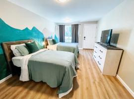 Mountain Room At The Trailblazer Unit 16, pet-friendly hotel in Townsend