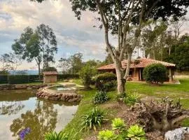 Hermosa cabaña campestre con piscina y lago