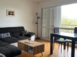 Apartment in Calm Neighborhood, hotel in Eaubonne