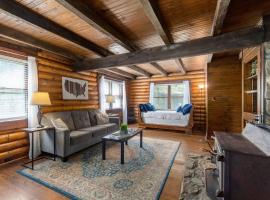 Campbell Log Cabin! Historic Charm, Modern Luxury: Clarksville şehrinde bir kiralık tatil yeri