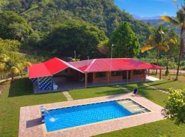 casa campestre con piscina y vista a las montañas, hôtel à Nocaima