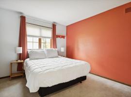 Near Shopping & Dining- The South Bend Bungalow, hotel sa parkingom u gradu Granger