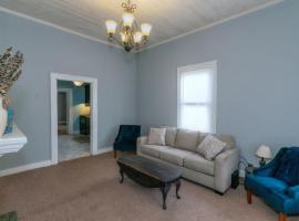 Banks of the Chattahoochee Cottage Walk to Dining, hotel in Columbus