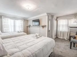 Near Shopping & Dining- Magic in Midtown- Unit A
