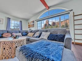 NEW! Spacious, Full Game Room, Ping Pong, Yoga, Golf Course, Pickle Ball!, hotel in Sedona