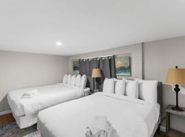 Near Hospital & Dining- Beds on Broadmoor - Unit B, хотел, който приема домашни любимци, в Бирмингам