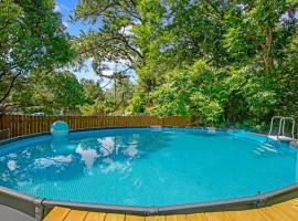 Midcentury Modern - Pool & Hot tub - Retro Retreat, hytte i Mobile