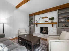 Charming Tudor Near Notre Dame - Granger Retreat, vacation home in Granger