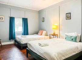 Boswell Bungalow-Large Yard-Pets-Wifi, μπανγκαλόου σε Huntsville