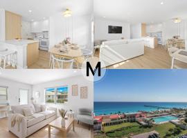 M Lake Worth Beach - Modern Villas Near West Palm Beach, Chic Retro Vibes, King Bed, Cozy Backyard, BBQ, Workspace, High-Speed Internet, Free Parking, 5 Minutes to Downtown & Beach, παραθεριστική κατοικία σε Lake Worth