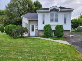 Timeless Tranquility, a place near everything!, villa in Longueuil