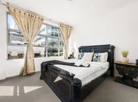 A Cozy Apt for 6 Right Next to Darling Harbour